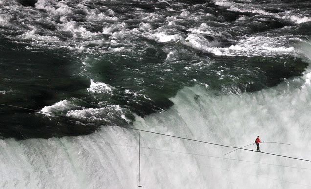 Nik Wallenda Becomes First Person To Cross Right Over Niagara Falls Facenfacts