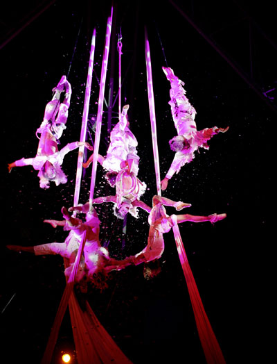 Circus is back - as trapeze theatre from France   