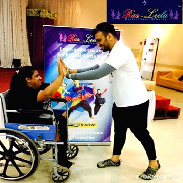 Two Mumbaikars play 'garba-dandiya' on wheelchairs