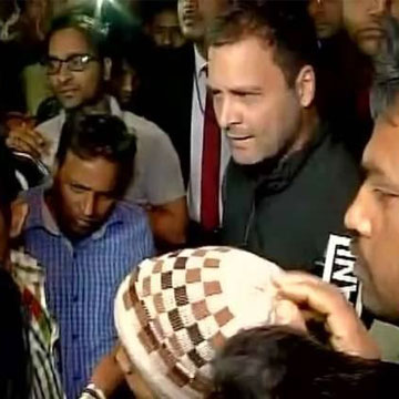 Currency ban: Congress vice president Rahul Gandhi meets people in queues outside ATMs in Delhi