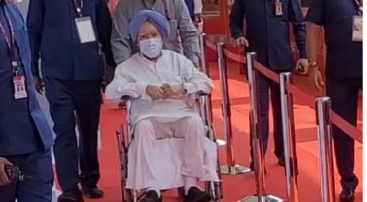 Ex-PM Manmohan Singh arrives on wheel chair to cast his vote