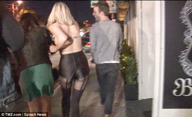 Wayne Gretzky's daughter Paulina steps out in black lingerie