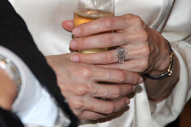 Angelina Jolie's engagement ring $250,000, Jennifer Aniston might attend wedding