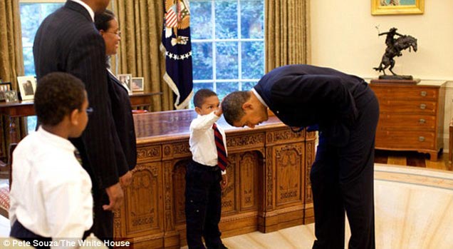 When a boy touched Prez Obama's hair in Oval Office, pic hit the internet