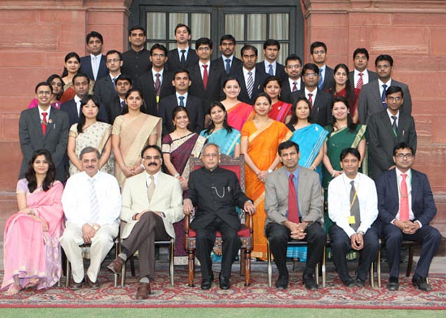 Officer trainees of Indian Economic Service 2012 batch meets President Pranab 