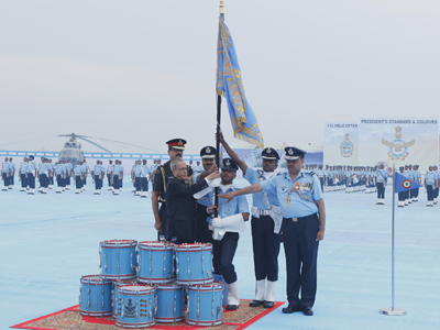 President presents President's Standard to 112 HU and Colours to BRD of Indian Air Force