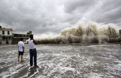 Typhoon Rammasun kills 10 in Philippines, shuts Manila, prompts mass evacuations