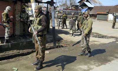 Policeman killed, 4 injured in militant attack in Kashmir