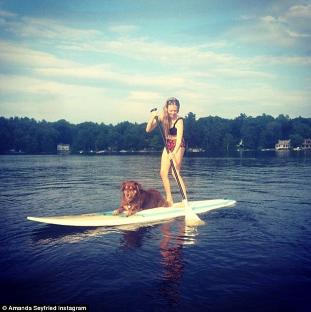Hot Amanda Seyfried with dog