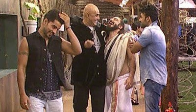 'Bigg Boss 8': Puneet Issar enters BB8 house ousted from 'secret society'