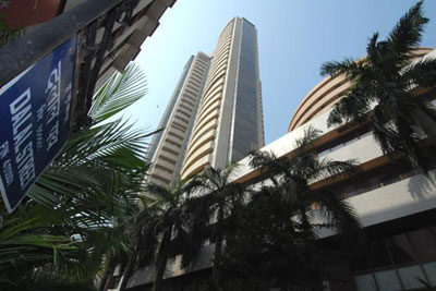 Sensex trades flat; IT stocks gain