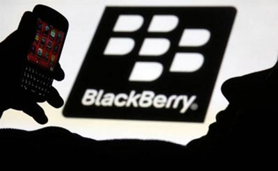 BlackBerry courts iPhone users with cash