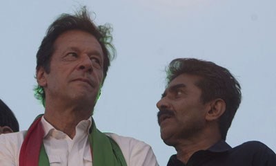Imran Khan consoles crestfallen Pakistan after huge defeat against India