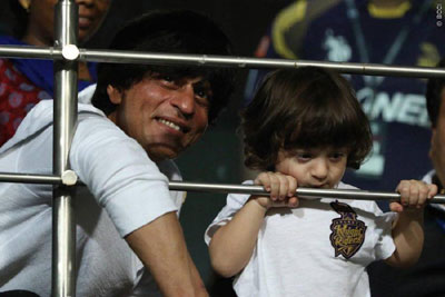 SRK introduces AbRam to Kolkata