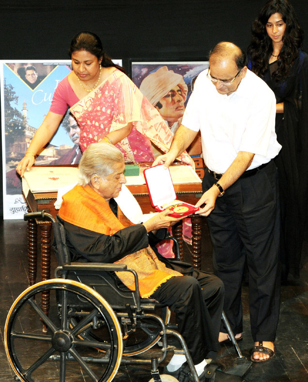 Shashi Kapoor with Phalke Award