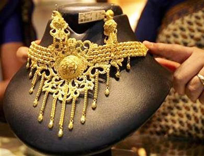 Gold price falls by Rs 180 on global cues, low demand