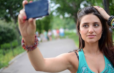 Women spend over five hours a week on selfies!