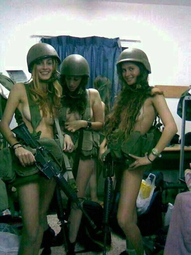Israeli female soldiers: A sexy pose