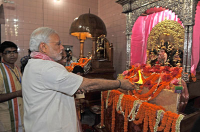 PM Narendra Modi visits Dhakeshwari temple in Bangladesh