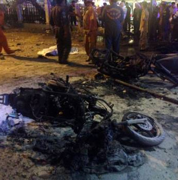 Bomb blast rocks Bangkok shrine, dozen killed