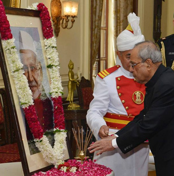 Last rites of Suvra Mukherjee performed, Prez at work, send greetings to Hungary, pays floral tributes to Dr Sharma 