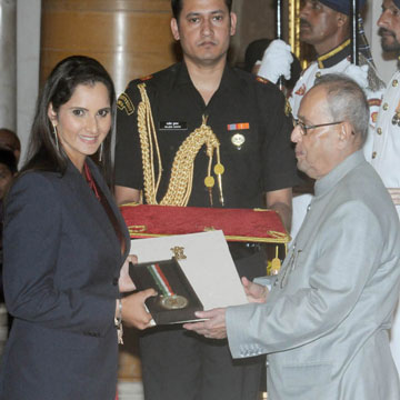 Sania Mirza receives Khel Ratna by Prez; Arjuna, Dronacharya, Dhyand Chand awards also handed