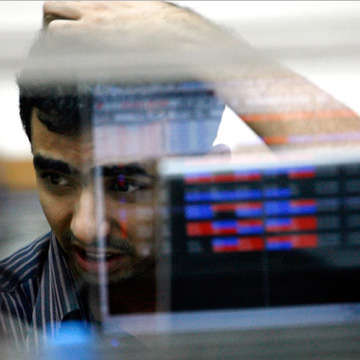 BSE Sensex falls over 700 points on weak GDP, Nifty also down