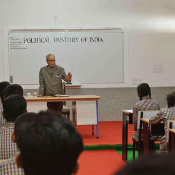 President Pranab Mukherjee turns teacher at Delhi school