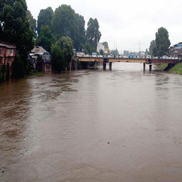 Flood alert sounded in J&K, Jhelum crosses danger mark