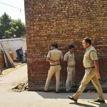 Dadri lynching: Delhi CM Arvind Kejriwal stopped from entering UP's Bisada village