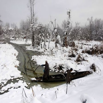 Kashmir below freezing point, Delhi feels the chill ahead of winter
