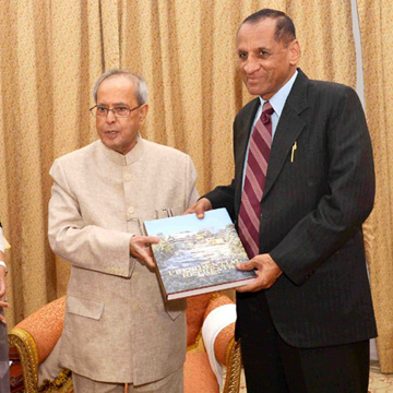 President Mukherjee presents copy of book on Rashtrapati Nilayam to Governor Narasimhan