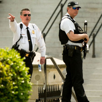 US Secret Service shoots armed man outside White House, Obama off site, President house lockdown an hour