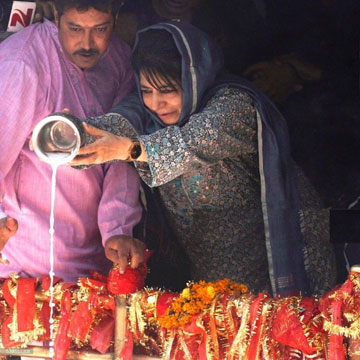Kashmiri Pandits throng Kheer Bhawani temple, CM Mehbooba Mufti offering prayers