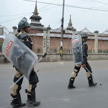 Curfew-like restrictions, strike disrupt life in Kashmir for the 6th consecutive day