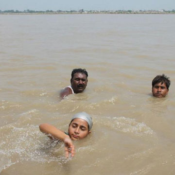 11-year-old Shraddha Shukla attempts 550 km swim in raging Ganga in 10 days 