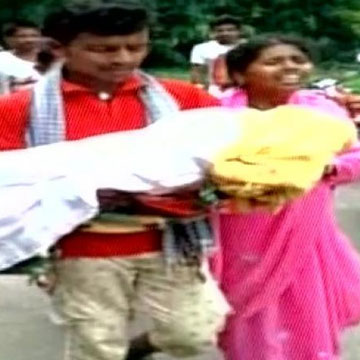 Odisha: Father carries daughter's body after ambulance throws them out