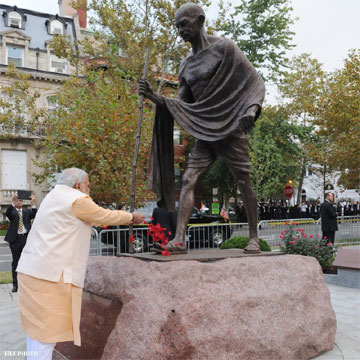 President, PM pays tribute to Mahatma Gandhi, Lal Bahadur Shastri