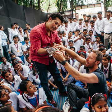 Sachin Tendulkar exchanges bat for guitar, Coldplay's Chris Martin The Tutor