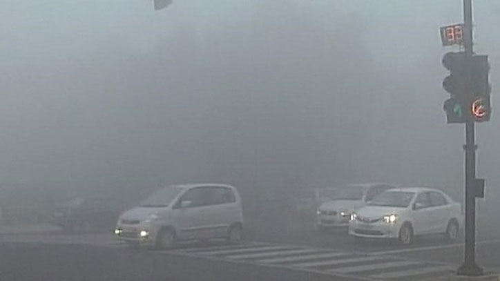 Dense fog engulfs Delhi, low visibility impacts vehicle movement, flights delayed