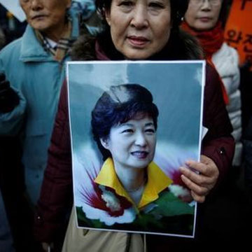 Supporters of impeached South Korean President Park Geun-hye clash with protesters