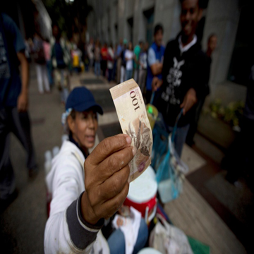 Venezuela postpones bank note ban after chaos & cash shortages 