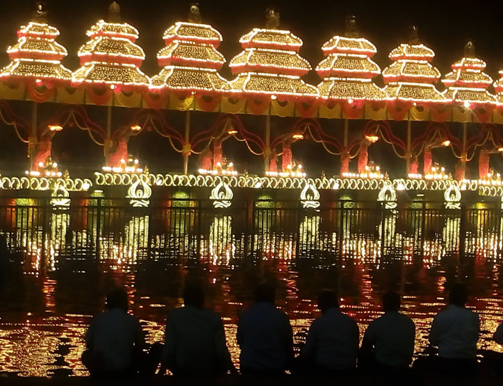 The grand and opulent aarti at Krishna Pushkarelu is a site to see. A massive platform is built on the river banks and the aarti performed by about 20 priests is witnessed by the Chief Minister Naidu. 
