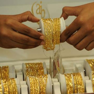 Gold prices fall for second straight day on global cues