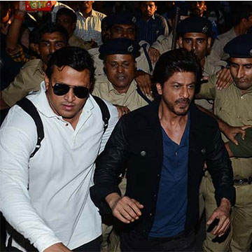 Shah Rukh Khan's car accidentally ran over photographer's foot