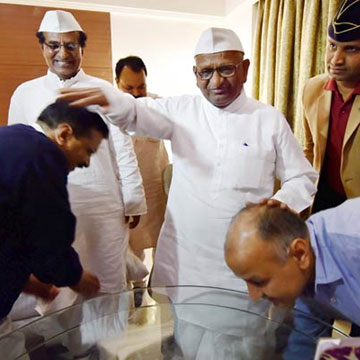 Corruption charges against Kejriwal: Anna 'speechless', Yogendra, Vishwas with him, Tiwari demands resignation