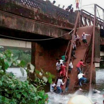 Over 10 feared dead as Goa bridge collapses