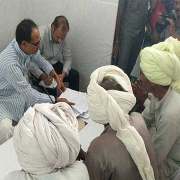  Shivraj Singh Chouhan on indefinite fast, but Madhya Pradesh farmers continue stir