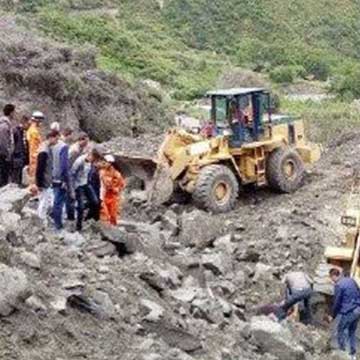  More than 100 people feared dead in China landslide
