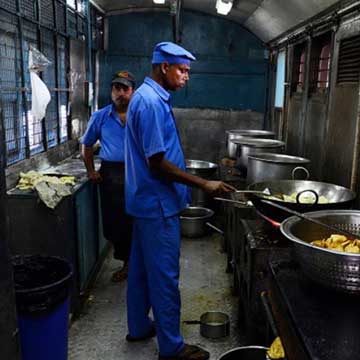 Food in trains and stations unfit for human consumption, raps CAG, Railway releases Price list